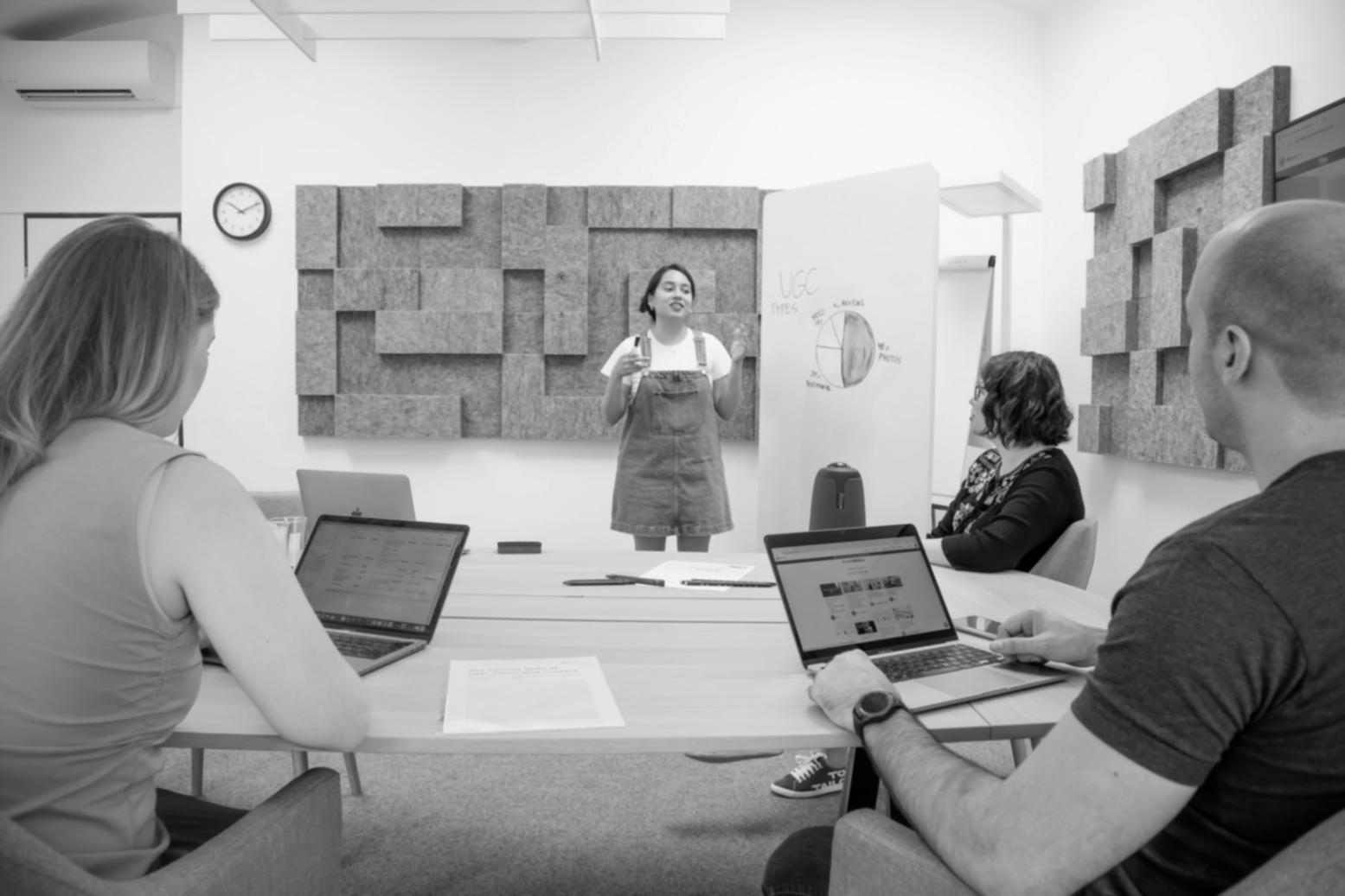 Team bei technischer SEO-Audit-Session mit Analysetools